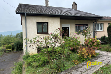 Au calme proche du centre ville et accès A31.  Dans un quartier résidentiel avec une magnifique vue sur PONT-A-MOUSSON, venez découvrir cette grande maison des années 80 sur sous sol complet.
 Actuellement 3 ch principales, une cuisine, un salon séjour avec accès sur terrasse exposée ouest, 2 SDB et greniers. Sous sol complet avec grand garage. Très joli jardin sur les 3 côtés de la maison.
 Les informations sur les risques auxquels ce bien est exposé sont disponibles sur le site Géorisques : www.georisques.gouv.fr  