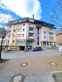 Immo Nordstrooss vous propose un appartement charmant de +/- 92m2 à vendre à Ettelbruck construit en 1991 sis à 500m de la Gare. 

Dans une résidence calme et bien entretenue cet appartement se situe au 4ème et dernier étage avec ascenseur. 
Il dispose d'un grand hall d'entrée, de 2 vastes chambres à coucher, d'une cuisine équipée séparée, d'un lumineux living donnant vers grand balcon, salle de bain et toilettes indépendantes. 
Cet appartement est en excellent état et ne nécessite pas de travaux, la copropriété non plus. 

Une cave et un garage complètent le tout. 

Pour plus de renseignements ou une visite (visites également possibles le samedi sur rdv), veuillez contacter le 691 850 805. 

Proposition de crédit/financement à taux compétitif d'une banque luxembourgeoise incluse dans nos services gratuit.