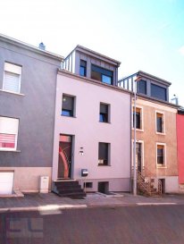 -- FR --

Belle maison mitoyenne, sur un terrain de 6,40 ares,
récemment rénovée dans sa totalité ;
(toiture, isolation, façade, fenêtres ainsi que toutes les installations intérieures).

Se compose d'un salon, d'une cuisine équipée avec accès à l'arrière de la maison et au jardin.
A l'étage se trouvent deux chambres à coucher et une salle de bain avec baignoire,
la mansarde est aménagé en une salle de douche, une grande pièce préparée pour être adaptée en deux chambres à coucher.
Au sous-sol se trouve la cave, la chaufferie et un wc séparé.

Situé dans une rue calme à proximité des écoles, bus, parking, hôpital etc.

Possibilité d'avoir un garage en location.
Disponible en 12/19
Ref agence :DCVB16