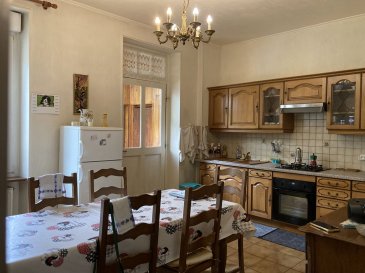 Maison - 90m ². PANETTA IMMOBILIER vous propose en EXCLUSIVITE cette maison mitoyenne composée comme suit:

-Rez-de-chaussée: entrée, dégagement, salon, 1 grande cuisine avec accès terrasse et jardin, buanderie, w-c

-Etage: dégagement, 2 chambres; salle de bains avec w-c

-Combles aménageables (possibilité 3ème chambre)

-Chaudière gaz de 2018, toiture en bon état, double vitrage PVC, assainissement conforme.

Pour infos et visites, Rocco PANETTA au 06 88 56 77 94 (laisser message si répondeur)

Les informations sur les risques auxquels ce bien est exposé sont disponibles sur le site Géorisques : www.georisques.gouv.fr