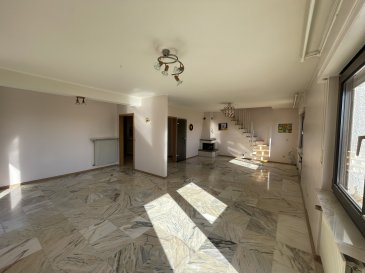 Situé dans un quartier résidentiel calme à Hesperange, ce duplex de 95 m² se trouve au deuxième étage sans ascenseur d'une petite résidence de deux logements. L'autre appartement est occupé par le propriétaire.

Il comprend :
Un spacieux living ;
Une cuisine équipée ;
Deux chambres à coucher ;
Un bureau sous les combles, accessible par un escalier intérieur ;
Deux salles de bains ;
Un garage et une cave privative complètent l'ensemble.

Un cadre idéal pour un couple à la recherche de calme et d'espace.