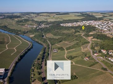 Wincheringen - Grand terrain à bâtir avec vue sur la Moselle dans le quartier résidentiel « Auf Mont »

Ce vaste terrain à bâtir est situé dans le quartier résidentiel établi « Auf Mont » à Wincheringen, à proximité de la frontière luxembourgeoise. Il offre une belle opportunité de réaliser une maison unifamiliale sur mesure dans un environnement résidentiel calme.

D'une superficie totale d'environ 1.583 m², le terrain offre de beaux volumes ainsi qu'une grande flexibilité pour un futur projet de construction. Il est actuellement non bâti et se situe au sein d'une zone résidentielle existante.

L'un des principaux atouts de la propriété est sa vue en direction de la Moselle et sur le paysage environnant, qui renforce encore l'attrait de cette situation résidentielle en hauteur.

Les principales infrastructures sont déjà en place, notamment l'accès routier ainsi que les raccordements à l'eau et au réseau d'évacuation des eaux usées. Cela constitue une base solide pour la planification d'un futur projet de construction.

Le terrain bénéficie d'un environnement résidentiel agréable ainsi que de la situation particulièrement pratique de Wincheringen pour les personnes travaillant au Luxembourg. Le village permet de profiter d'un cadre de vie plus calme et plus spacieux, tout en restant à proximité immédiate de la frontière luxembourgeoise.

Une étude géotechnique du sol a déjà été réalisée pour la propriété, fournissant des informations utiles en vue de la future planification de la construction.

Grâce à sa superficie particulièrement généreuse, à sa vue sur la Moselle, à son environnement résidentiel établi et à sa proximité avec le Luxembourg, ce terrain conviendra particulièrement aux acquéreurs souhaitant créer une maison spacieuse avec jardin, intimité et liberté architecturale.

La commission à charge de l'acquéreur s'élève à 3,51 % TTC, TVA de 17 % incluse, et est due lors de la signature de l'acte notarié.

De plus amples informations et documents sont disponibles sur demande.