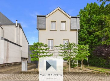 Découvrez cette maison individuelle en location non meublée située au calme à Dudelange dans une rue sans issue. Entièrement rénovée en 2019, offrant une surface habitable d'environ 115 m² sur un terrain de 4,60 ares. En excellent état, cette maison bénéficie d'un agréable jardin et d'une exposition ouest idéale pour profiter des extérieurs en fin de journée.

Le rez-de-chaussée comprend un hall d'entrée de 8 m², un garage de 29 m², une buanderie de 8 m², une cave de 13 m² ainsi qu'une chaufferie de 15 m².

Le 1er étage accueille un séjour lumineux de 38 m² avec cuisine ouverte équipée et coin salle à manger. Une grande chambre de 24 m² avec placards intégrés et sa salle de douche de 5m².

Le 2ème étage se compose de deux chambres de 11 m² chacune, d'une mezzanine de 10 m², d'un palier de 13 m² aménagé avec un coin bureau, d'une salle de douche de 5 m² ainsi que d'un WC séparé de 2 m².

Finitions et équipements :
- Maison individuelle rénovée en 2019 en excellent état
- Chauffage au gaz
- Cuisine équipée et ouverte
- Châssis PVC avec double vitrage, velux électriques
- Placards intégrés dans la chambre principale
- Garage et emplacement de parking extérieur
- Jardin privatif sans vis-à-vis

- Loyer mensuel € 3000,-
- Caution locative 2 mois de loyer - € 6000,-
- Frais d'agence € 1755,- TTC (50/50 bailleur/locataire)
- Disponible de suite

Située dans un quartier résidentiel calme de Dudelange, cette maison bénéficie d'un environnement agréable à proximité des commodités, des transports et des principaux axes de circulation.

Agent responsable : Jimmy de Brabant
Tél. : +352 661 167 494
E-mail : jimmy@vanmaurits.lu