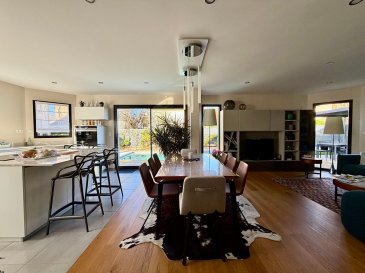 À vendre - Maison récente avec piscine à Thionville - Guentrange. Située dans le quartier recherché de Guentrange, à proximité immédiate de l'école, cette maison individuelle récente offre un cadre de vie alliant confort, modernité et belles prestations.
Édifiée sur un terrain d'environ 5 ares, elle séduit par sa terrasse conviviale, sa piscine et sa pergola bioclimatique, parfaites pour profiter des beaux jours.
L'intérieur, entièrement domotisé, a été conçu pour le confort du quotidien.
Au rez-de-chaussée, une spacieuse pièce de vie accueille une cuisine moderne avec îlot central, ouverte sur le séjour et donnant accès direct au jardin. Une suite parentale avec placards et salle de bains, un bureau, un WC invité, ainsi qu'un double garage motorisé et une lingerie complètent ce niveau.
Au-dessus du garage, un espace de rangement de 20 m² offre un volume supplémentaire appréciable.
L'étage comprend une mezzanine de 14 m², deux chambres confortables, une salle de bains et un WC séparé.
Cette maison allie qualité des matériaux, design contemporain et fonctionnalité. 
Les informations sur les risques auxquels ce bien est exposé sont disponibles sur le site Géorisques : www.georisques.gouv.fr » 
Renseignements et visites : 
- Karine Karas : 06 08 31 19 87 
- Katia Moriceau : 06 75 66 99 25