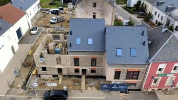 Une situation exceptionnelle, Projet exceptionnel ! En COURS DE CONSTRUCTION ET DISPONIBLE AU 01/07/2026, superbe maison neuve (Lot 1), de +/- 220 m² dont +/- 149 m² habitables sur +/- 2 ares de terrain privatif, comprenant :

- Hall d'accueil.
- Living et salle à manger avec accès de plain-pied à la terrasse de +/- 16 m².
- Cuisine non équipée ouverte ou fermée sur salle à manger.
- 4 chambres à coucher au 1er étage.
- 2 Salles de bains.
- 2 WC séparés.
- Bureau.
- Buanderie / local technique.
- 2 GARAGES INTERIEURS.

Classe énergétique AB : chaudière pompe à chaleur avec chauffage par le sol, fenêtres en triple vitrage et volets électriques, VMC, peinture intérieure incluse.

VISITE DU CHANTIER POSSIBLE SUR RENDEZ-VOUS

Une invitation unique au Bien-Vivre dans un cadre verdoyant... Ce nouveau lotissement s'intègre harmonieusement au village et à son environnement résidentiel. Toutes les commodités à disposition : écoles, commerces, transports publics, structures de santé & bien-être, loisirs et sports... Le projet d'architecture idéalement situé, dans un quartier résidentiel calme, comprendra 5 maisons de grand standing, 3 appartements et 1 duplex de type « loft ».

Le maître d'ouvrage a opté pour des constructions contemporaines, privilégiant un habitat confortable, comprenant des grandes pièces de vie ouvertes vers l'extérieur par de larges baies vitrées.

Nos 5 maisons ont été réalisées dans un souci de confort et de bien-être. À la fois élégantes et fonctionnelles, elles proposent de beaux espaces en intérieur et de vastes jardins, vous invitant à la détente en extérieur. Profitez d'un déjeuner en famille sur la terrasse ou d'un bain de soleil devient réalité !

Fais d'acte notarié applicable sur le montant de la quote-part terrain.

Le prix s'entend TTC 3% et ne sera pas révisé en cas d'indexation !