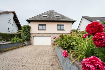 En exclusivité chez MANSO IMMO ? Gosseldange 
Une maison de famille comme on en rêve?

Nichée au coeur du paisible village de Gosseldange, cette superbe maison libre des quatre côtés vous séduira par son charme intemporel, ses volumes généreux (plus de 350 m² habitables) et son environnement exceptionnel.

?
Une maison pensée pour le confort et la vie de famille

Dès l'entrée, on ressent une atmosphère chaleureuse et accueillante. Le rez-de-chaussée offre une chambre parentale avec dressing et salle de bain privative, une seconde chambre, deux débarras, un WC séparé et une salle de bain avec baignoire & douche.
La cuisine séparée, fonctionnelle et lumineuse, donne directement accès au jardin ? un véritable écrin de verdure.
Le salon et la salle à manger, baignés de lumière, s'ouvrent sur un bel espace de vie avec cheminée à bois, idéal pour les soirées d'hiver.

?

 Un extérieur de rêve pour petits et grands

Le terrain de 10 ares, entièrement dégagé, vous garantit une intimité totale, sans vis-à-vis.
Vous y trouverez une véritable oasis : de nombreux arbres fruitiers, une maisonnette de jardin pour ranger vos outils, et même une place à feu parfaite pour les soirées marshmallows entre amis ou en famille. Un jardin qui respire la liberté et la douceur de vivre.

Garage pour 2 voitures et 3-4 places de parking devant la maison.
?

Un étage dédié à la vie et à l'imagination

L'étage abrite trois belles chambres, une salle de bain, et un grand espace ouvert baigné de lumière, parfait pour une bibliothèque, une salle de jeux ou même un bureau à domicile. Un accès direct aux combles aménageables vous offre encore plus de potentiel pour laisser parler vos envies.

?

 Et côté pratique ?
	?	Sous-sol surélevé de 190 m² avec un studio 1 chambre intégré, idéal pour un adolescent, un bureau, une activité indépendante ou pour accueillir vos invités.
	?	Double vitrage
	?	Chaudière au gaz récente (2020)

?

 À Gosseldange : entre nature et connexions

Gosseldange offre un cadre de vie paisible, entouré de verdure, tout en restant proche des axes principaux. Une localisation idéale pour ceux qui rêvent de campagne sans renoncer au confort moderne.

?

Intéressé(e) ?

Toutes les informations sont fournies par nos clients et données à titre indicatif.
Les prix affichés comprennent les frais d'agence (3% + 17% TVA), à charge du vendeur.

Contactez-nous au +352 24 51 33 79
ou par e-mail à info@mansoimmo.lu
pour plus d'informations, de photos ou pour planifier une visite.