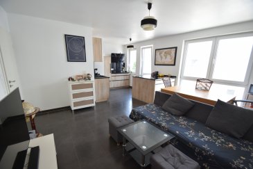 En Exclusivité ImmoHouse vous propose cette belle maison mitoyenne type duplex de 2017 classe C-D idéalement située dans une rue calme de Canach dans la commune de Lenningen. 

Sur un terrain de 1,70ares et une surface de 82,40m², cette magnifique maison se compose de:

Au rez de chaussée:
- Un spacieux hall d'entrée
- Un garage
- Une buanderie
- Un espace chaufferie

Au 1er étage:
- Un grand salon salle à manger avec cuisine ouverte
- Une cuisine équipée ouverte sur la pièce de vie
- Une salle de douche avec wc

Au 2eme étage:
- Deux chambres à coucher 
- Un wc séparé

Au dernier étage:
- Un grenier aménagé en 3ème chambre ou bureau

Magnifique maison à découvrir....

Infos et visites sur rdv