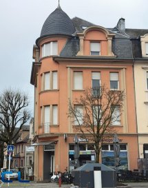 Nous vous proposons à la vente un IMMEUBLE DE RAPPORT idéalement situé à Esch-sur-Alzette, dans un quartier résidentiel calme et recherché, à proximité immédiate du centre-ville, de l'hôpital, ainsi que des transports en commun et de toutes commodités.

Cet immeuble, offrant un excellent potentiel d'investissement, se compose d'un rez-de-chaussée commercial ainsi que de quatre étages à usage d'habitation. D'une surface totale d'environ 378 m², dont 286 m² actuellement aménagés et exploités en logements et commerce, il est agencé comme suit :

Rez-de-chaussée : un local commercial actuellement exploité en bistrot
1er, 2e et 3e étages : trois appartements d'environ 65 m² chacun, comprenant deux chambres à coucher, un séjour, une cuisine et une salle de bains
4e étage (mansardé) : un appartement composé d'une chambre à coucher, d'un séjour, d'une cuisine et d'une salle de bains

L'immeuble est entièrement loué à ce jour, garantissant une rentabilité locative immédiate. Il constitue ainsi une opportunité idéale pour un investissement sécurisé et pérenne, avec des revenus réguliers.

Les frais d'agence sont inclus dans le prix de vente et sont à charge du vendeur. 
Pour toute demande de visite ou informations complémentaires, n'hésitez pas à nous contacter au 265341 ou directement notre agent Mme VEIGAS au 621 505 621 ou par mail au cristina.veigas@cl-immo.lu