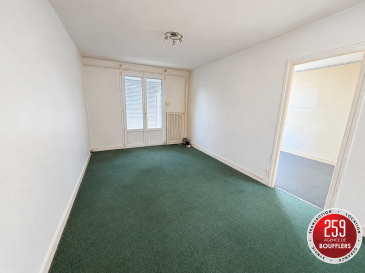 NANCY/BOUFFLERS APPARTEMENT 3 PIECES AVEC BALCON.  NANCY, secteur BOUFFLERS/BUTHEGNEMONT. Appartement à rénover de 4 pièces principales, d'une surface carrez de 60.86m2, situé au premier étage d'une copropriété. Offrant : une entrée avec placard, une salle à manger de 14.19m2 avec accès sur un balcon donnant sur le parc privatif arboré et clôturé de la copropriété, un séjour (ou troisième chambre), une cuisine séparée, deux chambres, une pièce de rangement, une salle de bains et un WC indépendant. Cave privative au sous-sol. Système de chauffage individuel gaz. Idéalement situé, proche de toutes commodités (transports dont bus ligne T4, axes autoroutiers, commerces, écoles, boulangeries, pharmacie...). Idéal premier achat et/ou investissement locatif. www.agencedeboufflers.fr
Les informations sur les risques auxquels ce bien est exposé sont disponibles sur le site Géorisques : www.georisques.gouv.fr