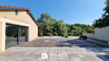 . LESSY   Superbe Maison Contemporaine de 156m2 habitables au coeur d'un écrin de verdure
 En Exclusivité chez Struktur Immobilier - Visite Virtuelle sur demande
  Découvrez cette magnifique maison individuelle de 156 m2 habitables, nichée dans un cadre exceptionnel, en bordure de forêt. Vous serez séduit par l'environnement calme et verdoyant, idéal pour les amoureux de la nature, tout en restant à proximité immédiate des commerces et des accès à l'A31. Cette maison, construite en 1988 sur un terrain de 6,41 ares, offre une surface totale de 185 m2 avec des prestations de qualité et un extérieur remarquable.
Un cadre de vie unique
 Imaginez-vous profiter chaque jour de la tranquillité et du charme d'un environnement naturel préservé. Cette propriété bénéficie d'une vaste terrasse de 150 m2, idéale pour vos moments de détente en plein air, entourée d'un jardin arboré qui s'ouvre sur la forêt. Parfait pour des promenades à pied ou à vélo, ou simplement pour apprécier le calme depuis chez vous.
Intérieur spacieux et lumineux
 La maison se compose d'un espace de vie de 50 m2, baigné de lumière grâce à une large baie vitrée donnant directement accès à la terrasse. La cuisine ouverte, entièrement équipée (plaque de cuisson, four, lave-vaisselle, réfrigérateur, hotte), s'intègre parfaitement à la pièce, créant un espace convivial pour les repas et les moments en famille ou entre amis. Les 4 chambres offrent tout le confort nécessaire, tandis que la salle d'eau, moderne et fonctionnelle, et les nombreux rangements complètent ce niveau.
Espaces bien-être et confort
 L'étage inférieur réserve de belles surprises : un dégagement dessert 3 chambres supplémentaires, une salle de bains, et pour vos moments de détente, un sauna. Le garage double, équipé d'une porte motorisée, permet de stationner aisément deux véhicules. De plus, la propriété dispose de 4 places de parking extérieur.
Prestations :

Cuisine équipée avec électroménager de qualité
Sauna
Double vitrage PVC pour une isolation optimale
Baie vitrée avec volet électrique
Chauffage au gaz avec production d'eau chaude
Porte de garage motorisée

  
 Ne manquez pas l'opportunité d'acquérir cette maison d'exception, alliant confort moderne et cadre naturel privilégié. Venez la découvrir lors d'une visite privée.
Informations Techniques :

DPE : D/D
Honoraires inclus à la charge de l'acquéreur : 3,55 % du prix de vente

  
 Estimation des coûts annuels d'énergie du logement Les coûts sont estimés en fonction des caractéristiques de votre logement et pour une utilisation standard sur 5 usages (chauffage, eau chaude sanitaire, climatisation, éclairage, auxiliaires) voir p.3 pour voir les détails par poste. Entre 2200 EUR et 3000 EUR par an  Prix moyens des énergies indexés au 1 janvier 2021 (abonnements compris)