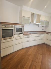 L'agence Chaves vous propose un Appartement/Duplex/Penthouse au 5ème étage d'une résidence de 4 unités, avec ascenseur en plein centre d'Ettelbruck.

Le duplex se compose comme suit:

5ème étage: Hall d'entrée, Living avec feu ouvert donnat sur une cuisine équipée (69,90 m2), Balcon 9,51 m2, W.C séparé 4,66 m2, Salle de douche + bains 8,64 m2, Chambre avec dressing 38,55 m2, Buanderie 

6ème étage: Palier, Chambre 16,97 m2, Dalle de douche 16,81 m2, Dressing.

Au sous-sol: Cave de 6,29 m2 et double parking intérieur (2 voitures) de 47,35 m2

Libre de suite
Pas d'animaux acceptés