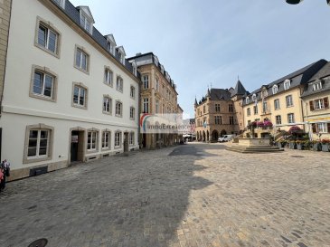 IMMO EXCELLENCE S.à r.l., a le plaisir de vous présenter ce local commercial d'une superficie totale d'environ 271 m2, exceptionnellement bien situé dans le centre historique de la ville d'Echternach.

Le local commercial dispose d'un emplacement stratégique offrant un double accès par la  Place du Marché ainsi que par la  Rue de la Montagne.

ll se situe en face de l'Hôtel de Ville et à proximité immédiate de la Basilique, du Dënzelt et du Centre culturel Trifolion.

Le grand parking public ' A KACK ' se trouve à seulement 290 m.

Le local dispose d'une surface commerciale en première occupation, située au rez-de-chaussée d'un bâtiment historique entièrement restauré. Le local se distingue de deux entrées indépendantes. Les deux espaces sont communicants par un grand escalier intérieur et un jeu de niveaux.

A l'arrière du local commercial vous trouvez plusieurs raccordements pour l'installation d'une cuisine.

Au sous-sol, vous disposez de deux caves  (±12,74 m² et ±8,79 m²), ainsi que de deux W.C. séparés.

Le local dispose également d'un monte-charge extérieur avec accès direct au sous-sol.

Le local est situé en zone MIX-u (usage mixte commercial) selon le PAG de la Ville d'Echternach.

Le local convient à de multiples types d'activités (boutiques, galerie, show-room, cabinet d'avocats, bureau de voyages, etc.).

Le local fait part du projet de redynamisation commerciale ambitieux de la ville d'Echternach ‘ Outlet Ville Echternach - Pop-Up Shops ‘. L'ouverture officielle sera prévue début 2026, la phase des Pop-Up Stores est déjà en cours. Ceci permet un intéressant rendement de location.

Echternach se situe à 25 minutes du centre-ville de Luxembourg, à 20 minutes de Diekirch et à seulement 15 minutes de Junglinster.

Belle occasion à ne pas manquer !

Pour plus d'informations, n'hésitez pas à nous contacter.


IMMO EXCELLENCE S.à r.l. freut sich, Ihnen dieses Gewerbeobjekt mit einer Gesamtfläche von ca. 271 m² vorstellen zu dürfen, das sich in außergewöhnlich guter Lage im historischen Zentrum der Stadt Echternach befindet.

Das Geschäftslokal verfügt über eine strategische Lage mit doppeltem Zugang sowohl vom Marktplatz als auch von der Rue de la Montagne.

Es liegt direkt gegenüber dem Rathaus und in unmittelbarer Nähe zur Basilika, dem Dënzelt sowie dem Kulturzentrum Trifolion.

Der große öffentliche Parkplatz 