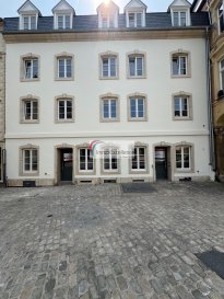 IMMO EXCELLENCE vous propose à la vente un local commercial neuf idéalement situé au centre d'Echternach, dans la prestigieuse Résidence Ancienne Hostellerie de la Basilique, directement sur la fameuse Place du Marché, à l'angle de la Rue de la Montagne.

Ce local d'une surface totale de 271 m² se trouve au rez-de-chaussée et bénéficie d'un accès direct des deux côtés du bâtiment. Une opportunité rare au sein d'un quartier très fréquenté et chargé d'histoire.

La surface commerciale principale est d'environ 236 m², répartie en plusieurs pièces spacieuses et lumineuses

Au sous-sol vous trouvez : Deux caves : 8,79 m² et 12,74 m², ainsi que les sanitaires : 13,16 m²

Ce local se prête parfaitement à une variété d'activités :

Cabinet d'avocats, Agence de voyage, Bureaux professionnels,
Commerce ou showroom, ...................

Echternach, ville historique de 5 700 habitants, est le chef-lieu de son canton. Située le long de la vallée de la Sûre, à la frontière avec l'Allemagne (Rhénanie-Palatinat), elle est renommée pour son abbaye bénédictine et sa célèbre procession dansante de la Pentecôte.

La ville est à seulement 25 minutes du centre-ville de Luxembourg, tout en offrant un cadre unique et touristique.

Une opportunité à ne pas manquer !