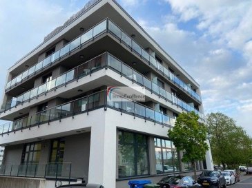 Tout nouveau prix !! IMMO EXCELLENCE vous propose ce joli et moderne appartement d\'une surface habitable d\'environ 84 m2. <br><br>L\'appartement se compose comme suit : - Un hall d\'entrée, un grand double séjour, une belle et moderne cuisine équipée avec des appareils de marque SIEMENS, une salle-de-douche, un W.C. séparé, deux chambres-à-coucher, une spacieuse terrasse de 38 m2 orientation sud, sud-ouest, qui contourne l\'appartement, une cave, ainsi qu\'un emplacement couvert. <br><br>Situation calme et à proximité de toutes commodités. <br><br>A seulement quelques minutes du centre-ville de Luxembourg.<br><br>Affaire à saisir.
