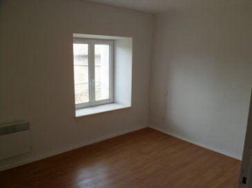 MANCE : MAISON A LOUER  .  Agréable maison d'environ 66 m2 comprenant au rez de chaussée entrée, wc, cuisine équipée ouverte sur séjour. A l'étage 3 chambres, salle de bains, wc, deux places de parking; LOYER : 670 euros + CHARGES 12 euros DEPOT DE GARANTIE : 670  euros  Honoraires d'agence : 400 euros   Tél 06.21.75.88.18