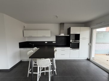 Découvrez cet appartement à vendre situé à Metz, France, proposé par JPS IMMOBILIÈRE CONCEPT. Cet espace moderne et fonctionnel vous offre une belle occasion de faire un investissement solide.

Détails de la propriété :
Profitez d'un appartement lumineux de 60 m², récemment construit en 2017, idéal pour ceux qui apprécient le confort moderne. Composé de 2 pièces avec deux chambres, cet espace est parfait pour un couple ou une petite famille. La salle d'eau moderne et l'unique toilette sont pratiques et bien agencées. L'appartement est supléé par un système de chauffage par le sol, ce qui assure une chaleur agréable durant l'hiver. L'habitation est particulièrement économe en énergie avec un classement énergétique de B, contribuant à des coûts annuels estimés très raisonnables, allant de 450 à 650 euros. Il y a un jardin de 140 m² et une terrasse confortable de 25 m², toutes deux exposées au sud-est, idéales pour profiter des beaux jours. Une place de parking en intérieur est également incluse, et la cuisine est ouverte et équipée, accueillante pour des moments conviviaux.

Commodités à proximité :
Situé dans la ville animée de Metz, ce quartier bénéficie d'une ambiance chaleureuse et accueillante. Vous y trouverez des écoles et des établissements d'enseignement de qualité pour tous les âges, ainsi que de nombreux espaces de shopping et de restauration pour satisfaire toutes vos envies culinaires et de shopping. Les parcs verdoyants à proximité offrent un espace idéal pour les loisirs, la détente en famille, ou encore le sport en extérieur. Les infrastructures de santé, telles que des cliniques et des pharmacies, sont facilement accessibles. Enfin, le réseau de transport est bien développé avec des lignes de bus et autres moyens de transport pour faciliter vos déplacements quotidiens.

Ne manquez pas cette opportunité unique d'acquérir un bien exceptionnel à Metz ! Prenez rendez-vous pour une visite en contactant JPS IMMOBILIÈRE CONCEPT au plus vite via notre formulaire de contact ou par téléphone.
