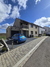 ++++ A VISITER ++++

Immo Nordstrooss vous propose à la vente une belle maison sise à Hoscheid-Dickt libre de trois côtés sur un terrain de +/- 4.07 ares d'une superficie habitable de +/- 260.2m²,
Cette belle maison tout confort sur 3 niveaux dans un état impeccable, avec des belles finitions.

Il s'agit d'une maison construite avec des matériaux de qualité en 2021.

La maison se compose comme suit:

Rez-de-chaussée : 
Hall d'entrée, Local buanderie/chaufferie
- Grand Garage 
- Espace appartement comprenant : 
- Living spacieux/Salle à manger,
- Cuisine ouverte, 
- Salle de douche,
- Chambre à coucher
- WC séparé 

1er étage : 
- Hall d'entrée lumineux,
- Belle cuisine équipée, salle à manger et trés spacieux living avec magnifique vu sur des champs.
- Chambre à coucher
- Salle de douche

2e étage : 
- Hall de nuit avec espace bureau
- 3 chambres à coucher, dont 2 avec accès à des balcons. 
- Grand Salle de bain
- Buanderie 

Grenier :

Extérieurs:
- 2 places de parking extérieures

Données techniques:
Passeport énergétique A+/A+
Chauffage Pompe à chaleur
Fenêtres triple vitrage, équipés de volets électriques
Panneaux solaires.

Pour tout complément d'information et/ou la documentation détaillée, contactez-nous au tél: 691 850 805.

Proposition de crédit/financement à taux compétitif d'une banque luxembourgeoise incluse dans nos services gratuits.