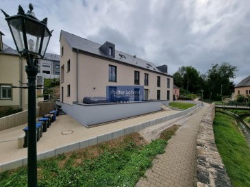 Nouvelle construction AB de 2021, au coeur d\'Useldange, 200 m du parc du château, appartement de grand standing de +-73m², très lumineux, avec beaucoup de charme situé dans une jolie résidence de 6 unitées. <br><br>Lumière traversante, séjour avec terrasse(+-11 m2), orientée sud-ouest, une cuisine lumineuse et moderne, 2 chambres à coucher, dont une suite parentale avec armoire encastrée et un hall qui bénéficie d\'un grand placard pour stocker une grande partie de vos outils.<br>Débarras avec branchement pour le lave-linge.<br><br>Faibles charges, interphone, chauffage au sol venant avec 2 parkings intérieurs.<br>