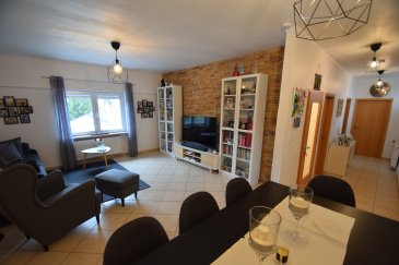 En Exclusivité, ImmoHouse vous propose ce superbe appartement 2 chambres avec entrée indépendante idéalement situé à Pétange. 

Au sein d'une maison bi-familiale cet appartement coup de coeur de 76m² se compose de : 

- Un agréable hall d'entrée 
- Un grand salon/salle à manger très lumineux 
- Une cuisine équipée fermée 
- Deux grandes chambre à coucher
- Une salle de douche avec wc et fenetre
- Un wc séparé
- Une buanderie

A cela s'ajoutent:
- Un garage fermé 
- Une cave privative

Un magnifique objet à découvrir ...

Infos et visites sur rdv