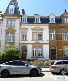 CAPITIS Sàrl vous propose à la location une magnifique maison de maître rénovée, avec terrasse et jardin, idéalement située au coeur du quartier prisé de Limpertsberg.

D'une surface habitable d'environ 220 m², érigée sur un terrain de 3,30 ares, cette demeure de caractère se compose comme suit :
 
- RDC : Hall d'entrée , cuisine équipée, salon/salle à manger, WC séparé. 
- 1er étage : 3 chambres à coucher avec une salle de douche
- 2ième étage : 2 chambres et une salle bain

La maison dispose également une belle hauteur de plafonds, un magnifique jardin avec des arbres fruitiers et terrasse orientée plein sud. 

Pour plus de renseignements ou pour organiser une visite, n'hésitez pas à nous contacter au 27 40 30 30  ou sur info@capitis.lu