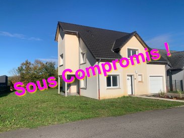 ROMBAS - Maison individuelle F5 de 143 m2. Il est peut être trop tard pour cette maison actuellement sous compromis, mais n'hésitez pas à nous contacter pour nous confier votre projet immobilier...
Dans un quartier calme, sur terrain de 8.17 ares, maison individuelle construite en 2008, de type F5 d'une surface habitable de 143m² avec double garage. L'entrée vous conduit au séjour, en passant par la salle à manger et la cuisine avec double accès sur les extérieurs, un wc invités avec lave-mains complète le rez-de-chaussée ainsi que l'accès direct au double garage avec porte motorisée. L'étage vous offre 4 chambres (de 12 à 23m² au sol) dont une avec possibilité de créer une salle d'eau privative dans l'espace parental, en plus de la salle de bains familiale existante avec baignoire, douche et wc.
Les fenêtres sont en PVC double vitrage avec les volets roulants motorisés, le chauffage est au gaz par le sol et la toiture tuiles est en très bon état.