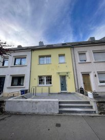 Real G Immo, vous propose cette maison mitoyenne d\'une surface habitable de +/- 150 m² construite sur un terrain de 2,35 ares située dans une rue tranquille à Oberkorn (Commune de DIFFERDANGE). <br><br>Ce bien se compose comme suit :<br><br>RDCH :<br>- Un hall d\'entrée, <br>- Un salon/salle à manger, <br>- Une spacieuse cuisine individuelle équipée,<br><br>1er étage :<br>- 2 chambres à coucher,<br>- une salle de douche,<br><br>2ième étage:<br>- 2 chambres à coucher,<br>- Salle de douche<br><br>Au sous-sol:<br>- Local technique, <br>- Cuisine équipée,<br>- Pièce pouvant servir de chambre ou bureau,<br>- une buanderie, <br>- Une salle de douche, <br>- Accès vers la terrasse et le jardin,<br><br>REAL G IMMO vous accompagne dans toutes vos démarches administratifs et financières. Nous réalisons également une ESTIMATION GRATUITE de votre bien.<br><br>Pour plus de renseignement ou visite des lieux, nous restons à votre disposition au 28.66.39.1.<br><br>Visite possible le samedi sur rendez-vous.<br><br>Les prix s\'entendent frais d\'agence de 3 % TVA 16 % inclus.