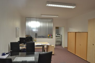 A louer: bureau No 014
 
Surface: ± 90m²
Sol technique, parquet au sol, kitchenette commune, wc, distributeur à boissons et snacks
 
Prix: 1.100 €
Charges:180 €
 
Emplacement de parking inclus dans le prix du loyer
