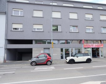 LUXEMBOURG BEGGEN, rue de Beggen, spacieux local commercial de 225 m2 situé au Rez-de-chaussée et comprenant : grand local open space, bureau séparé, WC hommes et femmes, douche, débarras, kitchenette, libre de suite. Possibilité de louer en plus quelques places de parking à 150 euros l'unité par mois. 
frais d'agence à charge du locataire de 3450 euros + TVA
Contact et visites : Mme Nassim TOLOUI téléphone 691 120 078