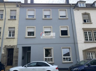 IMMO EXCELLENCE vous propose en exclusivité ce joli appartement d'une surface cadastrale de 62,77 m², situé au rez-de-chaussée d'une petite résidence, à quelques pas de la Place du Marché.

L'appartement se compose comme suit : un hall (6,33 m²), une cuisine équipée donnant sur un double séjour (25,18 m²), une chambre à coucher (11,99 m²), une deuxième chambre à coucher (14,47 m²), ainsi qu'une salle de douche (3,62 m²).

L'appartement dispose également d'une surface de 8,52 m² au grenier, idéale pour le rangement de vos affaires.

La copropriété dispose également d'une cour intérieure agrémentée d'un espace jardin.

Le bien bénéficie d'une situation privilégiée, à proximité de toutes les commodités.

Echternach se situe à seulement 25 minutes du centre-ville de Luxembourg.


IMMO EXCELLENCE bietet Ihnen exklusiv diese schöne Wohnung mit einer Katasterfläche von 62,77 m² an. Sie befindet sich im Erdgeschoss einer kleinen Wohnresidenz, nur wenige Schritte vom Marktplatz entfernt.

Die Wohnung teilt sich wie folgt auf: ein Eingangsbereich (6,33 m²), eine ausgestattete Küche mit Zugang zum geräumigen Wohn- und Essbereich (25,18 m²), ein Schlafzimmer (11,99 m²), ein zweites Schlafzimmer (14,47 m²) sowie ein Duschbad (3,62 m²).

Zur Wohnung gehört außerdem eine zusätzliche Fläche von 8,52 m² auf dem Dachboden, die sich ideal als Stauraum eignet.

Die Wohnanlage verfügt außerdem über einen Innenhof mit einem kleinen Gartenbereich.

Die Immobilie befindet sich in einer bevorzugten Lage und bietet eine unmittelbare Nähe zu sämtlichen Einkaufsmöglichkeiten und Einrichtungen des täglichen Bedarfs.

Echternach liegt nur ca. 25 Minuten vom Stadtzentrum Luxemburgs entfernt.


IMMO EXCELLENCE is pleased to offer this charming apartment exclusively, with a cadastral area of 62.77 m², located on the ground floor of a small residence, just a few steps from the Market Square.

The apartment is laid out as follows: an entrance hall (6.33 m²), a fully equipped kitchen opening onto a spacious living and dining area (25.18 m²), a bedroom (11.99 m²), a second bedroom (14.47 m²), as well as a shower room (3.62 m²).

The apartment also benefits from an additional 8.52 m² of attic space, ideal for storage.

The property also features an inner courtyard with a small garden area.

The property is ideally located close to all amenities and everyday conveniences.

Echternach is only approximately 25 minutes from Luxembourg City centre.