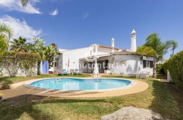 IMMO-CONTACT vous propose à la vente cette charmante maison individuelle érigée sur un terrain d’environ 5,41 ares, idéalement située à Guia, dans le secteur très recherché de Faro, dans un cadre véritablement privilégié et propice aux vacances.

La maison se compose comme suit :

Au rez-de-chaussée:
- agréable séjour avec espace cheminée, 
- salle à manger conviviale 
- cuisine ouverte entièrement équipée, avec accès à l’arrière de la maison
- 3 belles chambres à coucher avec placards encastrés, - 2 salles de bains ainsi qu’une buanderie.

Le séjour bénéficie d’un accès direct à la terrasse et à la piscine, offrant un espace extérieur idéal pour profiter du climat en toute intimité.

À l’étage, un grenier aménagé peut servir de chambre supplémentaire, de dressing ou d’espace polyvalent selon vos besoins.

Informations complémentaires :
La maison est équipée de la climatisation dans chaque chambre ainsi que dans le séjour.
Installation solaire.
Espace barbecue aménagé à proximité de la piscine.
Stationnements extérieurs pouvant accueillir au moins trois véhicules.

Cette propriété offre un cadre de vie agréable, alliant confort et ambiance de villégiature.

Pour de plus amples informations ou pour organiser une visite, n’hésitez pas à nous contacter au +352 621 75 86 43.

 ---------- 
IMMO-CONTACT is offering this charming detached house for sale, set on approximately 5.41 acres of land, ideally located in Guia, in the highly sought-after area of Faro, in a truly privileged setting that is perfect for holidays.

The house is laid out as follows:

Ground floor:
- pleasant living room with fireplace,
- cosy dining room
- fully equipped open-plan kitchen with access to the rear of the house
- 3 beautiful bedrooms with built-in wardrobes, - 2 bathrooms and a laundry room.

The living room has direct access to the terrace and swimming pool, offering an ideal outdoor space to enjoy the climate in complete privacy.

Upstairs, a converted attic can be used as an additional bedroom, dressing room or multipurpose space, depending on your needs.

Additional information:
The house is equipped with air conditioning in each bedroom and in the living room.
Solar installation.
Barbecue area near the swimming pool.
Outdoor parking for at least three vehicles.

This property offers a pleasant living environment, combining comfort and a holiday atmosphere.

For more information or to arrange a viewing, please do not hesitate to contact us on +352 621 75 86 43.