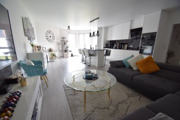 ImmoHouse vous propose ce superbe appartement 2 chambres idéalement situé à Berchem au sein de la commune de Roeser.

Au 1er étage d'une résidence soignée avec ascenseur, cet appartement lumineux de 83,59m² se compose de :

- Un agréable hall d'entrée 
- Un grand salon/salle à manger très lumineux 
- Une belle cuisine équipée ouverte sur la pièce de vie
- Deux chambres à coucher dont une avec dressing intégré
- Une salle de bain
- Un wc séparé

À cela s'ajoutent:
- Un parking intérieur privatif 
- Une cave privative

Un magnifique objet à découvrir ...

Infos et visites sur rdv