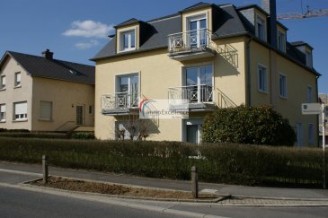 SOUS COMPROMIS !! IMMO EXCELLENCE vous propose en exclusivité ce joli et moderne duplex d'une surface habitable de 114 m2 ainsi que d'une surface utile de 152 m2, situé dans une Résidence à seulement 3 unités. Le duplex se compose comme suit : - Un hall d'entrée ( 3.10 m2 ), une spacieuse cuisine équipée et ouverte ( 20.20 m2 ) avec accès sur un balcon ( 2.02 m2 ), un living ( 20.83 m2 ) avec accès sur un balcon ( 1.94 m2 ), une salle-à-manger ( 9.63 m2 ), un W.C. séparé ( 1.77 m2 ), un tour d'escalier ( 5.10 m2 ). A l'étage vous trouvez : - Un hall ( 15.38 m2 ), une chambre-à-coucher ( 8.59 m2 ), une deuxième chambre-à-coucher ( 12.53 m2 ) avec accès sur un  balcon ( 1.89 m2), une salle-de-bains   douche ( 7.12 m2 ), ainsi qu'une troisième chambre-à-coucher ( 12.77 m2 ). L'appartement-duplex dispose également d'un grenier ( 11.43 m2 ), d'une cave avec raccordement pour la machine-à-laver ( 11.21 m2 ), ainsi que d'un garage ( 15.38 m2 ). 


A voir absolument !!
Ref agence :3426760