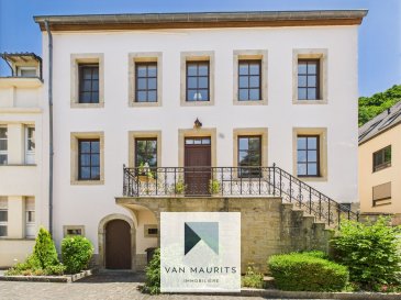 Découvrez cette maison jumelée de charme construite en 1851 et entièrement rénovée en 2020. Située dans le village pittoresque de Larochette, elle offre une vue dégagée et exceptionnelle sur le château et un cadre de vie unique. La maison bénéficie d'une surface totale de ± 222 m² dont ± 195 m² habitables et se présente comme suit:

L'entrée mène directement au premier étage avec un palier de ± 6 m², un séjour lumineux avec cheminée (installée en 2020) et vue dégagée sur le château de ± 32 m², une cuisine équipée et aménagée de ± 17 m² avec vue dégagée sue le château (cuisine de 2020 avec appareils de la marque Siemens: four et four à vapeur, micro-ondes, grande plaque à induction, hotte, lave-vaisselle, plans de travail en pierre granit), un vestiaire de ± 7 m² avec accès à la terrasse de ± 25 m² et au jardin de 50 m². Le jardin gazonné et la terrasse aménagés en 2021 (plusieurs prises électriques et lampes) offrent un cadre paisible avec vue sur la forêt. Un WC séparé pour les invités de 2 m² et un débarras de 2 m² complètent ce niveau.

Un escalier en pierre de Jura avec garde-corps en fer forgé mène au deuxième étage, qui se compose d'un palier de 5 m², de deux chambres de ± 17 m² avec vue dégagée sur le château, une salle de bain de ± 12 m² (datant de 2019, avec lavabo, WC, baignoire, une grande douche à l'Italienne et une fenêtre offrant une lumière naturelle), une troisième chambre de 14 m² (actuellement aménagée en dressing installé en 2020), et un bureau de ± 7 m² (actuellement aménagé en bibliothèque).

Le troisième étage peut être aménagé en appartement: il comprend un palier de ± 7 m², une quatrième chambre de ± 18 m², une cinquième chambre de 26 m² (avec raccordements pour une cuisine et pouvant être transformée en séjour+cuisine) et une salle de douche de 7 m² (avec lavabo, douche, WC et connexions pour buanderie).

Au rez-de-jardin se trouve une cave voûtée de 28 m² avec accès vers l'extérieur, fenêtres, chauffage de mazout Buderus et adoucisseur d'eau Van Marcke (installés en 2020), lavabo et connexions pour buanderie. Une deuxième cave, située sous l'escalier d'entrée, sert de local de poubelles et de cuves de mazout de 3000L (installées en 2020).

Détails complémentaires:

La maison est équipée de fenêtres à double vitrage avec châssis en bois, d'un système de chauffage au mazout et d'anti calcaire installés en 2020. Devant la maison et à seulement 50m, vous trouverez de nombreuses places de parking gratuites.

Située dans une zone mixte villageoise dans le PAG, cette maison peut également accueillir des activités de commerce ou de loisirs, des services administratifs ou professionnels, des hôtels ou restaurants. Le balcon devant l'entrée de la maison avec son garde-corps en fer forgé offre un espace supplémentaire de détente.

À proximité, vous trouverez toutes les commodités nécessaires: commerces, restaurants, pharmacie, médecins, Poste, écoles, crèches, centre culturel, transports en commun, et installations sportives. Les amateurs de nature apprécieront les pistes cyclables et de randonnée à quelques pas.

Cette maison allie charme, espace et fonctionnalité dans un environnement calme et verdoyant.

Pour plus de renseignements, veuillez contacter s.v.p. Dimitra Dionysatou au +352661932620 ou dimitra@vanmaurits.lu