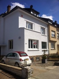 Bureaux en location. 88, rue de Beggen.
Une maison de +/- 200m2 composée comme suite:
Rez-de-chaussée: hall d'entrée, WC séparé, grand espace ouverte, cuisine equipée, veranda.
1er étage: espace ouvert, salle de bain, salle de douche.
2eme étage: 2 pieces communiquantés.
Sou-sol: cave, garage pour 1 vouture, chauffrie, buanderie.
Grand parking exterieur pour dizaine de voitures. 
 Cette maison peut aussi être affecté à l'exercice d'une profession libérale ou service de bureaux tels que p.ex. bureaux d'assurances, d'agence immobilière, domiciliation de sociétés ou d'autres.