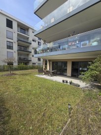 ABSOLUMENT A VISITER !!!

Immo Nordstrooss vous propose ce magnifique appartement aux finitions haut de gamme comprenant 2 chambres à coucher, une terrasse et un jardin privatif au rez-de-chaussée d'une résidence achevée en 2014.  

Le bien se compose comme suit : 
-Hall d'entrée 
-WC séparé 
-Très spacieux séjour avec belle cuisine équipée ouverte donnant vers terrasse de +/- 21m2 et jardin de 195m2 privatif et clôture
- Deux belle Chambres  
-Salle de douche (Lavabo avec meuble, douche et baignoire et fenêtre)
-Terrasse orientée sud 21 m² 
-Jardin orienté sud 1.95 m²  

Le bien se complète par une cave privative et d'une buanderie commune et un parking intérieur.  

Surface appartement : 197m² 
Surface terrasse : 21m² 
Surface jardin : 1.95 m²  
Détails : -Chauffage au gaz / Chauffage au sol -VMC -Triple vitrage / Châssis en ALU / Jalousies orientables électriques  
-Réglage individuel de chauffage dans chaque pièce -Parquet dans les chambres 
-CPE : B/B 

Pour plus de renseignements ou une visite (visites également possibles le samedi sur rdv), veuillez contacter le 691 850 805. 

Proposition de crédit/financement à taux compétitif d'une banque luxembourgeoise incluse dans nos services gratuit.