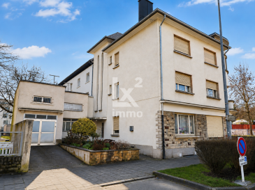 ***MAISON D'HABITATION/MAISON DE RAPPORT*** 

Situé au centre d'Oberkorn, dans la commune de Differdange, cet immeuble de rapport construit vers 1955 offre de nombreuses possibilités d'aménagement et un excellent potentiel de valorisation. Surface totale de 560 m² brut, dont 315 m² de surface habitable.

Idéal pour investisseurs, projet locatif, colocation, habitation avec commerce ou transformation en plusieurs appartements, ce bien polyvalent peut répondre à de nombreux projets.

La maison se trouve dans un quartier résidentiel proche de toutes les commodités : commerces, transports, écoles (LUNEX).

Chaque étage est déjà configuré de manière à permettre l'aménagement d'un appartement individuel, ce qui représente une opportunité intéressante pour un projet d'investissement.

L'immeuble nécessite une rénovation complète afin de correspondre aux standards actuels, offrant ainsi la possibilité de repenser entièrement les espaces et d'optimiser le potentiel du bien.

Composition du bien :

- Sous-sol : Buanderie, Chaufferie (installée en 2008, dernière révision en 2025)
- Rez-de-chaussée : Commerce (ancienne boucherie), Living, Bureau
- 1er étage : 3 chambres à coucher, Cuisine, Salle de bain, Accès à une terrasse
- 2e étage : 5 chambres, WC séparé, Salle de douche
- Grenier : Espace aménageable (Toiture refaite en 2022)

Seule une visite sur place permettra de se rendre compte du potentiel réel de ce bien.

Pour organiser une visite, merci de nous contacter par e-mail à l'adresse suivante : immo@lx2.lu