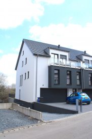 A DECOUVRIR !!!!!!!!!!!
IDEAL POUR PROFESSION LIBERALE
Nouvelle maison de 2016 en très bon état à 3 chambres et 2 salles de bain, double garage 22.88 m², chauffage au sol, volets roulants électriques, grande terrasse de  /-30m2 orienté plein sud ; situation proche d'Ettelbruck avec toutes ses commodités diverses comm l'hôpital et les différentes écoles; 

Composition de la maison :
RDCH : 
- hall d'entrée, espace pour profession libérale avec accès indépendant donnant vers grande terrasse orienté sud et in jardin clôturé de  /- 3.89 ares et double garage.

1er étage:
-hall, - spacieux living avec super vue dégagée  - cuisine bien équipée moderne séparé -  salle de douche avec WC

2 ieme étage:
-hall de nuit, - chambre 1  - chambre 2  les deux donnant sur un balcon devant la maison, - grande suite parentale avec sortie dans le balcon vue magnifique - salle de bain   douche   WC .

Grenier:
-grande espace aménagé et local technique.

Pour tout complément d'information et/ou une visite, contactez-nous au tél. : 691 850 805.