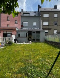 Découvrez cette superbe maison de +/− 159 m², idéale pour une famille en quête de confort et de tranquillité. Située dans une rue calme de Schifflange, cette propriété offre de nombreux atouts.

L'intérieure se compose d'une cuisine entièrement équipée, moderne et fonctionnelle, s’ouvre sur un grand salon-salle à manger, créant une atmosphère conviviale et agréable.

De 4 chambres spacieuses, dont 2 bénéficient de leur propre salle de douche privative, parfaites pour plus d’intimité. Un bureau lumineux, idéal pour le télétravail ou les études, vient compléter cet espace.

La maison dispose d’une salle de bain avec douche et d’une toilette séparée pour plus de commodité.

Profitez également d’une belle terrasse et d’un jardin, parfaits pour les moments de détente ou de convivialité en famille. 

Un garage est également inclus, offrant un espace de rangement supplémentaire et un stationnement sécurisé.

Ne manquez pas cette belle opportunité de vivre dans une maison spacieuse et bien située à Schifflange !

Les prix s'entendent frais d'agence de 3 % + TVA inclus

Pour plus de renseignements ou une visite, veuillez contacter le 28.66.39.1.

 ---------- 
Discover this superb +/− 159 m² house, ideal for a family seeking comfort and tranquility. Located in a quiet area of Schifflange, this property offers many advantages.

The interior features a fully equipped, modern and functional kitchen, opening onto a large living-dining room, creating a convivial and pleasant atmosphere.

4 spacious bedrooms, 2 of which benefit from their own private shower room, perfect for added privacy. A bright office, ideal for telecommuting or study, completes the space.

The house has a bathroom with shower and a separate toilet for added convenience.

There's also a lovely terrace and garden, perfect for relaxing or getting together with the family.

A garage is also included, offering additional storage space and secure parking.

Don't miss this great opportunity to live in a spacious, well-located home in Schifflange!

Prices include 3% agency fees + VAT

For more information or to arrange a viewing, please call 28.66.39.1.