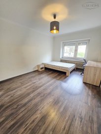 À Louer : Chambre Étudiante dans une Maison Résidence Universitaire - Université Lunex

Découvrez cette chambre idéalement située à proximité de l'Université Lunex, à seulement 10 minutes du centre commercial Opkorn. Cet emplacement privilégié vous permet de bénéficier d'un accès facile aux transports et de profiter de toutes les commodités nécessaires pour un quotidien pratique et agréable.

Nous proposons à la location une chambre entièrement meublée, conçue spécifiquement pour les étudiants. L'espace est aménagé avec soin afin d'offrir un environnement propice à l'étude et à la détente. La chambre comprend un lit confortable, d'une table de chevet, une armoire et un bureau pour vos sessions de travail. L'atmosphère calme permet de se concentrer facilement sur vos études, garantissant ainsi un cadre de vie serein et studieux.

La maison dispose d'une cuisine entièrement équipée, comprenant tout l'électroménager ainsi que tous les ustensiles nécessaires pour préparer vos repas dans les meilleures conditions. Vous pourrez également profiter d'une salle à manger conviviale pour partager de bons moments avec vos camarades. De plus, plusieurs salles de douche sont à votre disposition, offrant ainsi un confort optimal à tous les résidents.

Que vous soyez en quête d'un espace de vie confortable ou d'un cadre stimulant pour vos études, cette chambre répondra parfaitement à toutes vos attentes.

Votre nouvelle vie étudiante vous attend !

Pour toutes questions ou demandes d'informations, n'hésitez pas à nous contacter, nous serons toujours à votre service.

Agence ELSA'HOME à votre écoute pour la concrétisation de vos projets en toute confiance.

---------------------------------------------------------------

For Rent: Student Room in a University Residence House - Lunex University

Discover this room ideally located near Lunex University, just 10 minutes from the Opkorn shopping centre. This privileged location gives you easy access to transport and all the amenities you need for a practical and pleasant day-to-day life.

We offer a fully furnished room for rent, designed specifically for students. The space is carefully designed to provide an environment conducive to study and relaxation. The room includes a comfortable bed, bedside tables, a spacious wardrobe and a desk for your work sessions. The calm atmosphere makes it easy to concentrate on your studies, guaranteeing a serene and studious environment.

The house has a fully equipped kitchen, with all the appliances and utensils you need to prepare your meals in the best possible conditions. There is also a convivial dining room where you can share good times with your fellow students. What's more, there are several shower rooms at your disposal, providing optimum comfort for all residents.

Whether you're looking for a comfortable living space or a stimulating environment for your studies, this room will meet all your expectations. Don't hesitate to contact us for more information or to arrange a viewing. Your new student life awaits you!

If you have any questions or requests for information, please do not hesitate to contact us. We will always be at your service.

Agence ELSA'HOME is here to help you realise your plans in complete confidence.