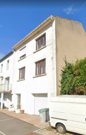 Maison Zoufftgen 5 pièce(s) 156 m2. Maison mitoyenne d\'un côté, située 60 rue Principale à ZOUFFTGEN.<br/>Rafraichissement à prévoir pour cette maison composée comme suit:<br/>Au RDC : une grande entrée, un garage et une chaufferie,<br/>Au 1er étage: un salon / séjour de 38 m², une cuisine aménagée de 13 m² (accès terrasse) et une salle de douche avec WC,<br/>Au 2nd étage: 3 chambres de 18 m², 20 m² et 24 m² (palier à créer pour séparer 2 d\'entre elles)<br/>Vous bénéficierez également d\'un jardin clos de 3 ares environ,  d\'une dépendance de 65 m² avec accès direct à la route et d\'une terrasse couverte de 29 m² (eau, électricité et four à bois)<br/>IMMO DM: 03.82.57.31.87
