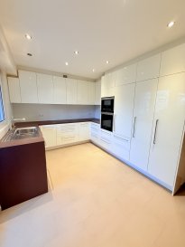 Appartement bien situé dans un quartier de Bonnevoie, Appartement de 84,99 m2 au 1. étage avec un balcon de 5m2 situé au 4, rue du Puits.

Actuellement, il dispose encore d'une chambre, mais cet appartement peut facilement être transformé en deux chambres.

L'appartement se compose comme suit:

- Hall
- Salon
- Cuisine équipée fermée avec balcon
- Débarras
- WC séparé
- 1 chambre à coucher
- Salle de douche
- Cave
- Jardin commun