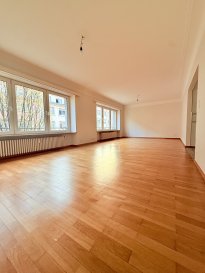 Appartement bien situé dans un quartier de Bonnevoie, Appartement de 84,99 m2 au 1. étage avec un balcon de 5m2 situé au 4, rue du Puits.

L'appartement se compose comme suit:

- Hall
- Salon
- Cuisine équipée fermée avec balcon
- Débarras
- WC séparé
- 1 chambre à coucher
- Salle de douche
- Cave
- Jardin commun