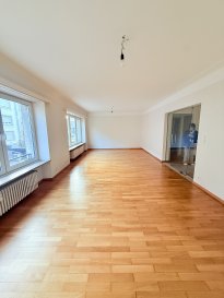 Appartement bien situé dans un quartier de Bonnevoie, Appartement de 84,99 m2 au 1. étage avec un balcon de 5m2 situé au 4, rue du Puits.

L'appartement se compose comme suit:

- Hall
- Salon
- Cuisine équipée fermée avec balcon
- Débarras
- WC séparé
- 1 chambre à coucher
- Salle de douche
- Cave
- Jardin commun