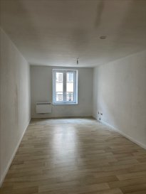 Proximité SAULCY.

Idéalement situé au coeur du centre-ville, agréable studio de 23 m².

Il se compose d'une pièce principale avec coin cuisine équipée, d'une salle de bain (baignoire) et de WC.

Chauffage individuel électrique.

Libre le 19/07/2025