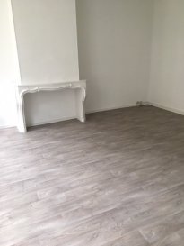À LOUER – F2 Rénové de 60 m² – Metz Centre-Ville (Quartier des Allemands)

Situé en plein cœur de Metz, dans le recherché quartier des Allemands, découvrez ce bel appartement F2 entièrement rénové de 60 m², au 1er étage d'un immeuble.

Il se compose de :

- Une entrée
- Un grand séjour lumineux
- Une cuisine
- Une chambre
- Une salle de bains avec douche
- Un WC séparé

Le logement bénéficie d'un chauffage individuel électrique.

Disponible à partir du 4 août 2026.

Pour tout renseignement complémentaire ou pour organiser une visite, n'hésitez pas à nous contacter.