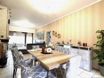 L'agence immobilière Chaves vous propose cette maison d'une surface totale de 349,95 m², dont 168,6 m² habitables, construite en 1979 sur un terrain de 8a58ca.

Elle se compose comme suit :
Sous-sol :
- 2 caves d'une surface totale de 36,88 m²
Rez-de-chaussée ? 72,21 m² habitables :
- Hall d'entrée : 11,49 m²
- WC séparé : 1,66 m²
- 1 chambre : 12,17 m²
- Salon et salle à manger : 31,97 m² avec cheminée et accès à la terrasse, au balcon et au jardin (650 m²)
- Cuisine : 14,92 m² avec accès à la terrasse couverte (18,80 m²) et au jardin
- Garage et chaufferie : 27,23 m²

1er étage ? 103,37 m² habitables :
- Hall de nuit : 17,29 m²
- Salle de bain avec douche : 9,05 m²
- 5 chambres, dont 3 avec salle de douche privative :
- 16,13 m² + salle de douche 2,69 m²
- 15,08 m² + salle de douche 2,39 m²
- 11,87 m² + salle de douche 2,25 m²
- 11,55 m²
- 15,97 m²
- Deux chambres disposent d'un accès au balcon

2e étage ? 110,26 m² surface totale (grenier aménageable) :
- Hall de nuit : 2,73 m²
- 1 chambre : 17,00 m²
- Grenier 1 : 11,14 m²
- Grenier 2 : 74,80 m²
(Chauffage et eau déjà raccordés ? possibilité d'aménagement)

Caractéristiques :
- Chauffage au mazout
- Fenêtres double vitrage
- Garage/chaufferie : 27,23 m²
- Terrasse et jardin : 650 m²