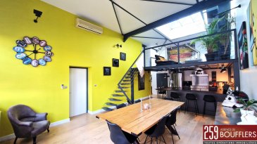 NANCY/PREVILLE - DUPLEX 4 PIECES AVEC TERRASSE ET STATIONNEM.  COUP DE COEUR ! En Exclusivité ! NANCY/PREVILLE, très proche de l'hyper centre-ville (à 15 minutes à pieds de la Gare de NANCY). Situé au premier et dernier étage d'une petite copropriété, ce bel appartement en duplex de 120m2, parfaitement entretenu, offre des prestations de qualité et de beaux volumes. Le premier niveau offre : une entrée, une buanderie, un WC indépendant décoré dans le style art urbain, une cuisine équipée ouverte sur une salle à manger (totalisant 41.48m2) avec une belle hauteur sous plafond, une suite parentale avec dressing, salle d'eau et WC (totalisant 26.54m2). À l'étage, vous découvrirez un espace salon/télévision en mezzanine surplombant la cuisine et la salle à manger, une chambre avec sa salle d'eau et WC d'une surface de 21.55m2, un bureau en mezzanine donnant sur la suite parentale, ainsi qu'un espace de rangement. Un accès par ouverture escamotable depuis le salon, mène à une agréable toiture-terrasse de 38m2, offrant un espace extérieur rare et privilégié. Système de chauffage individuel gaz et électrique (chaudière de 2014) et système de climatisation réversible dans les deux chambres. DPE : C. Deux emplacements de stationnements privatifs couverts en enfilade avec partie partiellement transformée en cave au fonds. Idéalement situé, proche de toutes commodités (transports dont bus ligne T4, commerces, écoles, parc de la Cure d'Air...). www.agencedeboufflers.fr
Les informations sur les risques auxquels ce bien est exposé sont disponibles sur le site Géorisques : www.georisques.gouv.fr