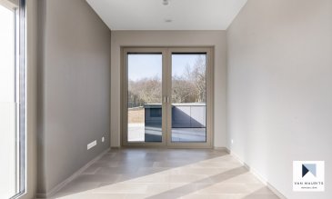 L’appartement, se situe dans le paisible village de Contern, dans la résidence ORFEO composée de 7 unités, dit «de luxe», construite avec des matériaux de qualité en 2021 et bénéficiant de tout le confort moderne. La résidence est ultra sécurisée avec système de badges pour ouvrir les portes et systèmes de caméras surveillance dans les parties communes.

L’appartement de ±33,5m² situé au rez-de-chaussée se compose comme suit: la porte blindée en cinq points s’ouvre sur un hall de circulation de ±4m², donnant accès à un séjour de ±16m², et une cuisine ouverte et totalement équipée SIEMENS (frigidaire, congélateur, évier, plaque de cuisson, hotte à charbon …): une terrasse de ±24m² orientée Nord; une chambre de ±10m²; une salle douche de ±5m² avec lavabo, miroir, douche et wc,

Au sous-sol, une cave servant également de buanderie privative est incluse dans le loyer. Une place de parking peut être louée pour 150-€ par mois,

L’appartement peut convenir pour une profession libérale et cabinet médicale;

Généralités:

Vidéophone;
Fibre optique;
Chauffage au sol;
Performances énergétiques: AAA;
Triple vitrage;
Stores à lamelles électriques;
Ascenseur;
Porte blindée en 5 points;
Pas de clé, accès à l’ensemble de la résidence par badge;
Wifi et abonnement TV (Eltrona) inclus dans les charges;
Place de parking dans garage sécurisé en option pour 150-€/mois;
VMC «PAUL», les filtres peuvent être adaptés contre certaines allergies;
10 minutes de Luxembourg-ville;
Station de bus à proximité;¨
Nouveau centre commerciale de Contern à proximité avec supermarchés, restaurants, …

Loyer: 1450-€/mois;
Charges: 160-€/mois (inclus abonnement wifi, abonnement tv, charges communes, consommation eau, consommation chauffage, nettoyage des communs, gérance, assurance locative);
Garantie bancaire ou dépôt: 3 mois de loyer;
Disponibilité: 1er Avril 2021;
Durée de bail min. : 3 ans;
Frais d’agence: 1 mois de loyer +TVA 17%;

Agent responsable: Pierre-Yves Béchet;
Tél: +352 621 654 086;
Email: Pierre-Yves@vanmaurits.lu

Ref: 0.4
