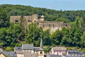 Le château de Septfontaines datant du XIIe siècle est un château médiéval luxembourgeois, lequel se trouve au-dessus de l'église sur une crète rocheuse surplombant le village de Septfontaines, dans la commune de Habscht et faisant partie de la vallée des sept châteaux.

HISTORIQUE:
La date exacte du premier château de Septfontaines n'est pas connue. Ce que les historiens savent c'est qu'en 1192 est apparu dans un document un certain Tidier en tant que seigneur de Septfontaines. En 1233, Jean de Septfontaines reçoit en fief le château fort et le village de Septfontaines de la comtesse Ermesinde de Luxembourg. Au XIII siècle, le château fort est agrandi. La tour carrée en style renaissance fut érigé vers l'an 1600 par Christophe de Criechingen. En 1779, un incendie détruit le château lequel se déteriore alors de plus en plus. En 1919, le château est en partie démoli avant que, en 1920, les maints propriétaires du château essayent de stopper la déterioration progressive et ont transformé le château en demeure seigneuriale. 

AUJOURD'HUI:
Le château fort se compose comme suit:
1. Entrée principale du château
2. Tour ronde équipée d'un escalier menant jusqu'au sous-sol (garage, pyramide en verre et coupole en verre non terminés) (anciennement chapelle du château)
3. puits
4. cour intérieure I
5. cour intérieure II
6. terrasse panoramique
7.dépendances (partiellement rénovée)
8. vestige de la tour construite en 1600
9. bâtiment principal accessible par un ascenseur à réaménager

Le bâtiment principal du château fort (9) a été partiellement rénové, malgré qu'une partie des travaux de rénovation reste à terminer. L'idée de ces travaux de rénovation était d'y aménager une demeure prestigieuse, bénéficiant d'une situation privilégiée en dominant la pittoresque localité de Septfontaines.

Effectivement, le bâtiment principal (9) a subi ces dernières années d'important travaux de rénovation suivants: reconstruction et rénovation des murs extérieurs, installation d'un ascenseur (à remplacer) dans la tour carrée menant directement dans la partie habitable du château, dalles de béton, maçonnerie, fenêtres en bois (à remplacer), diverses installations chauffage, ainsi que diverses installations électriques.      
La toiture a été refaite et recouverte de cuivre, l'isolation est à refaire. 
De plus, le bâtiment dessert par des passerelles sur deux terrasses avec vue panoramique exceptionnelle, se trouvant, l'une sur la tour ronde et l'autre à l'opposée du château fort.

Les sous-sol sont aménagés d'un grand parking sous-terrain pouvant abriter facilement une bonne quinzaine de voitures avec accès par une rampe en béton armé.
On peut également y observer sur deux endroits différents un début de construction en bois, laquelle avait pour but de simuler la réalisation d'une pyramide et d'une coupole de verre, afin d'amener de la lumière au sous-terrain ainsi qu'à l'escalier d'entrée. Ces constructions permettraient également d'attirer l'attention à partir de la cour intérieure du château en offrant au château une touche de modernité. 

Eléments d'appréciation favorable:
- Le classement du site comme monument national
- L'assistance d'un architecte du Service des sites et monuments
- Les subventions étatiques pour travaux de rénovations
- Différentes études d'architectes et d'ingénieurs ont été élaborées par un bureau d'études d'Ingénieurs-Conseils et sont disponibles à l'agence.

Pour de plus amples informations veuillez contacter notre agence:

CONTACT LIVINGHOME:
- 00352 27 80 83 56