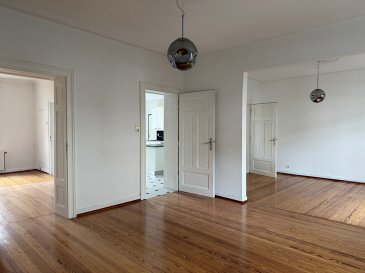 Yutz - Maison de charme 1906, 200 m², quartier calme. Dans un secteur paisible de Yutz, découvrez cette maison de caractère de 200 m² sur 5 ares de terrain, mitoyenne d'un côté.
Elle offre un spacieux salon-séjour avec parquet et moulures, une salle à manger, une grande cuisine avec accès terrasse et jardin.
5 chambres, 2 salles d'eau et un grenier avec mezzanine complètent cette maison.
Sous-sol, chauffage gaz, garage.
Une maison familiale au charme ancien, proche des écoles, commerces et axes autoroutiers.
Les informations sur les risques auxquels ce bien est exposé sont disponibles sur le site Géorisques : www.georisques.gouv.fr »
Renseignements et visites : 
- Karine Karas : 06 08 31 19 87 
- Katia Moriceau : 06 75 66 99 25